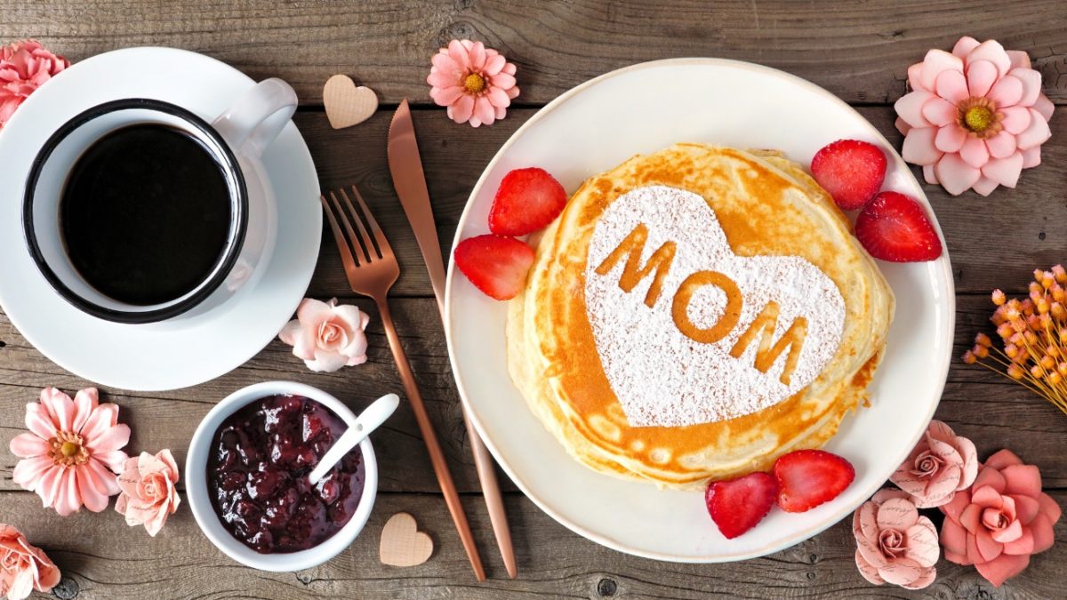 Brunch place setting with a pancake that says Mom on it.