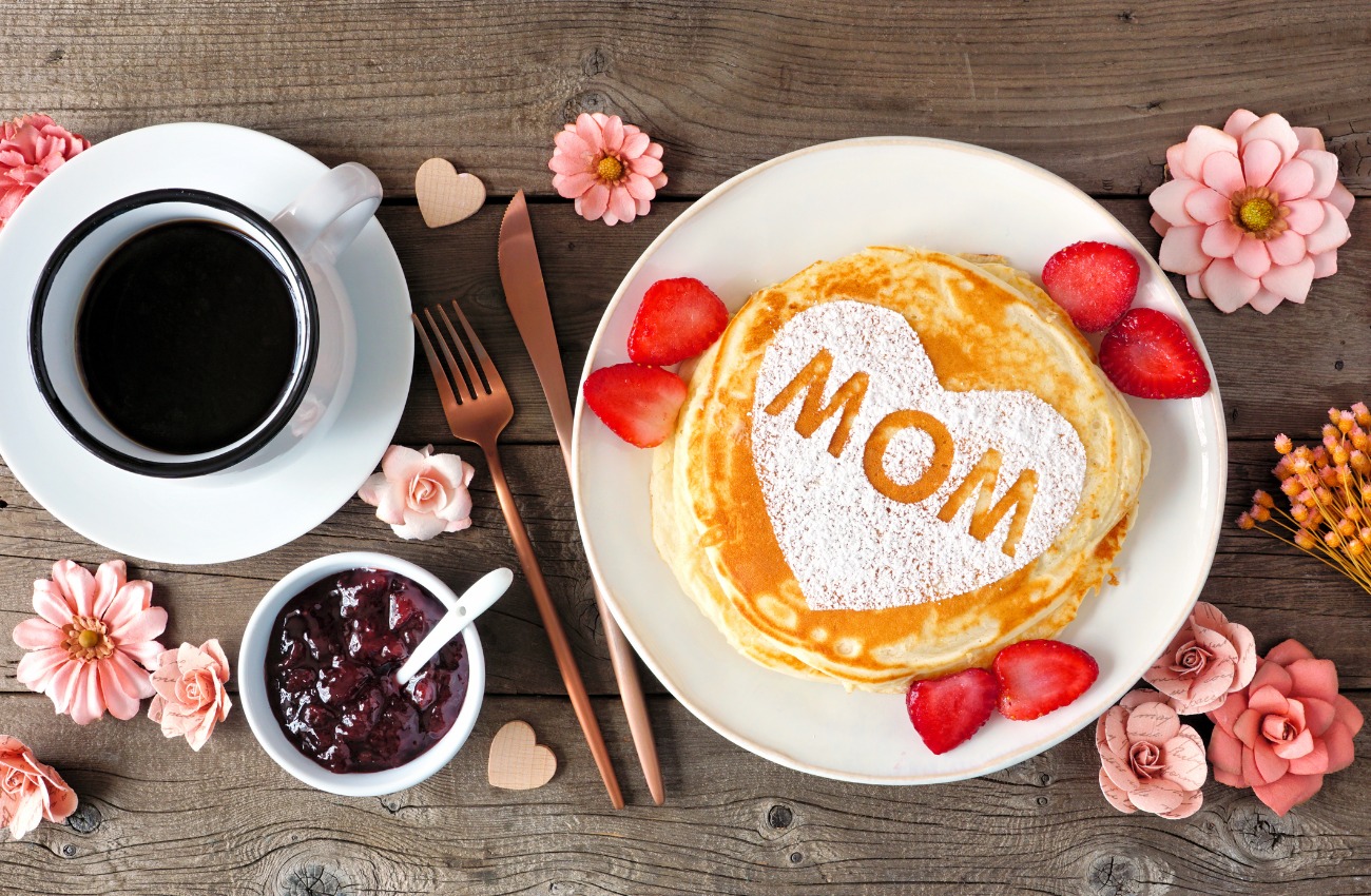 Brunch place setting with a pancake that says Mom on it.