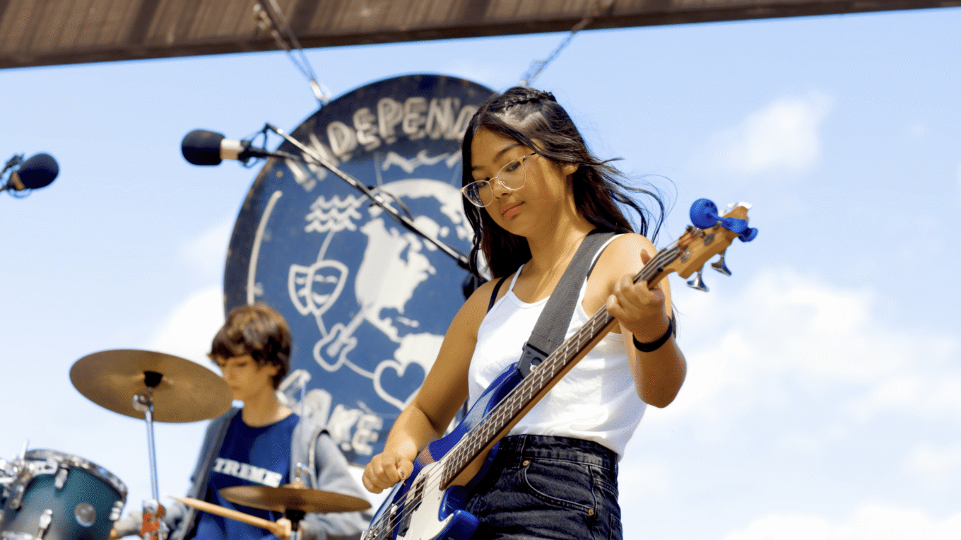 Independent Lake Sound City – Girl playing Bass