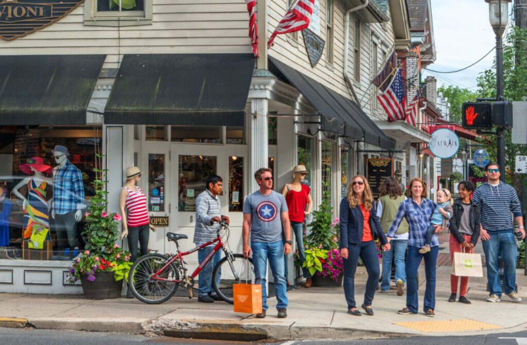 A street corner full of shoppers and pedestrians in New Hope, PA by R. Kennedy for VISIT PHILADELPHIA®.